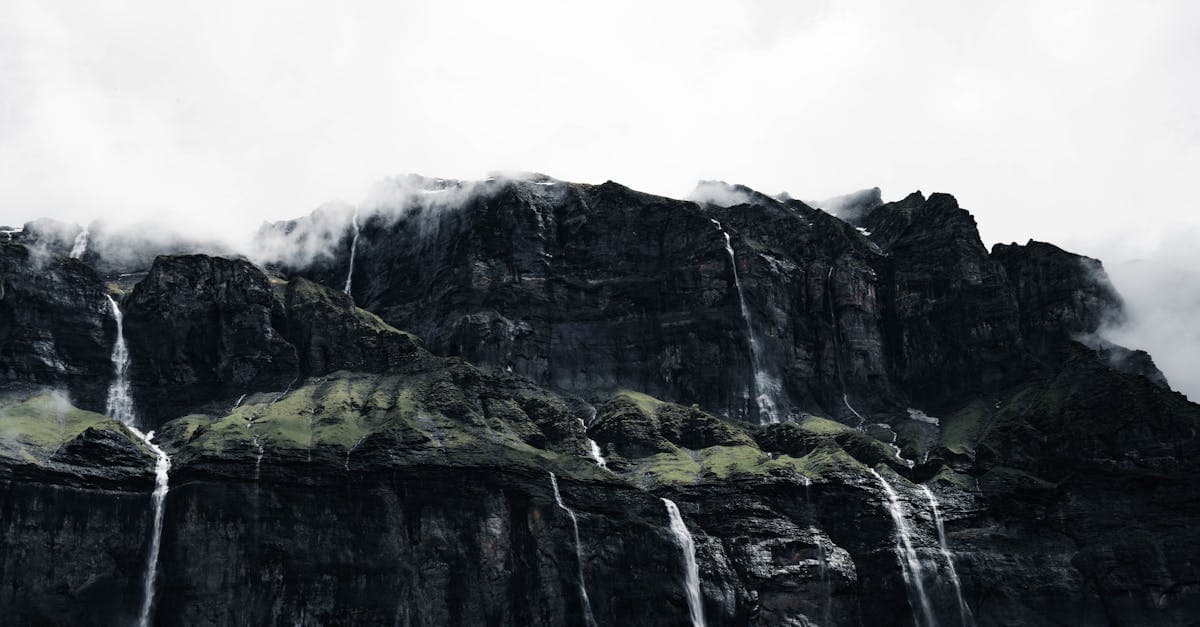 Paysage tropical luxuriant et pluvieux à Bali illustrant les variations climatiques mois par mois pour choisir quand partir à Bali
