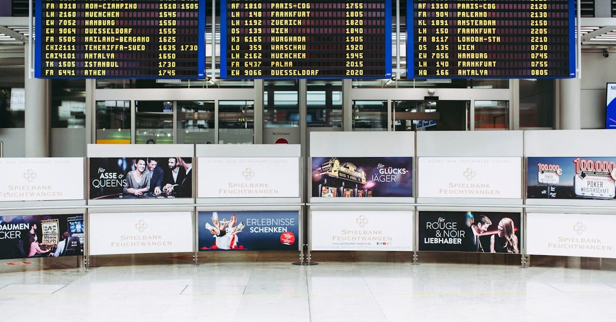 Elektronische aankomstborden in de terminal van Düsseldorf Airport tonen actuele vluchtinformatie voor reizigers.