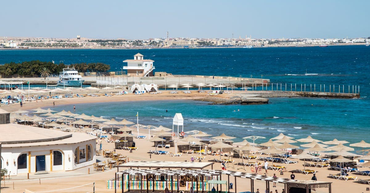 Widok z lotu ptaka na egipski kurort plażowy — Hurghada, Sharm el-Sheikh i Marsa Alam są bezpieczne.