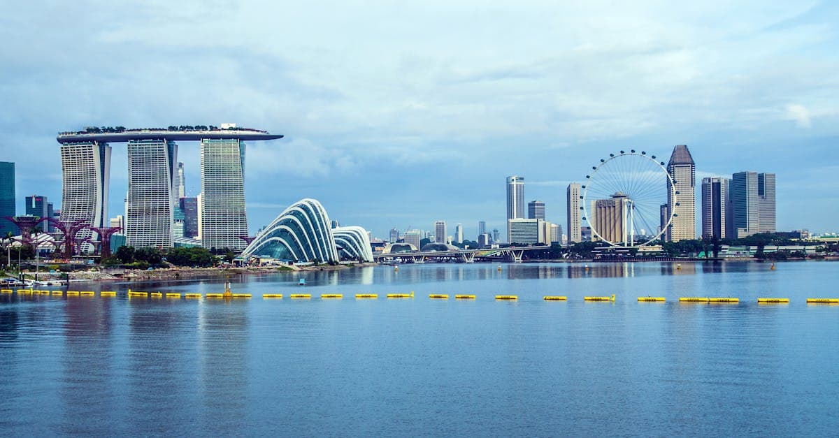 Singapore itinerary at a glance featuring Marina Bay Sands, the Singapore Flyer, and the iconic skyline