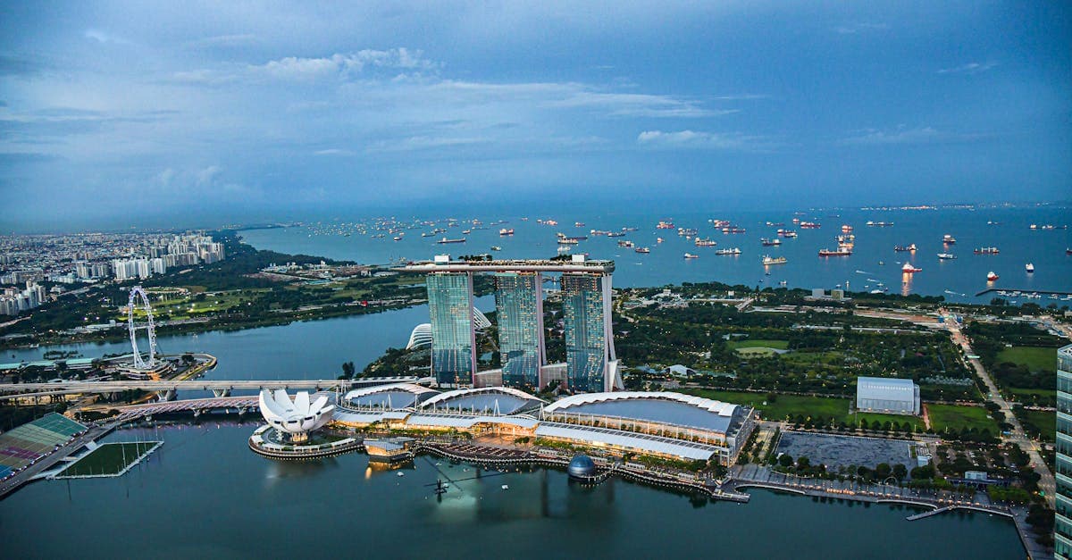 黃昏時分新加坡 Marina Bay Cruise Centre 與港灣碼頭附近的絕美天際線鳥瞰