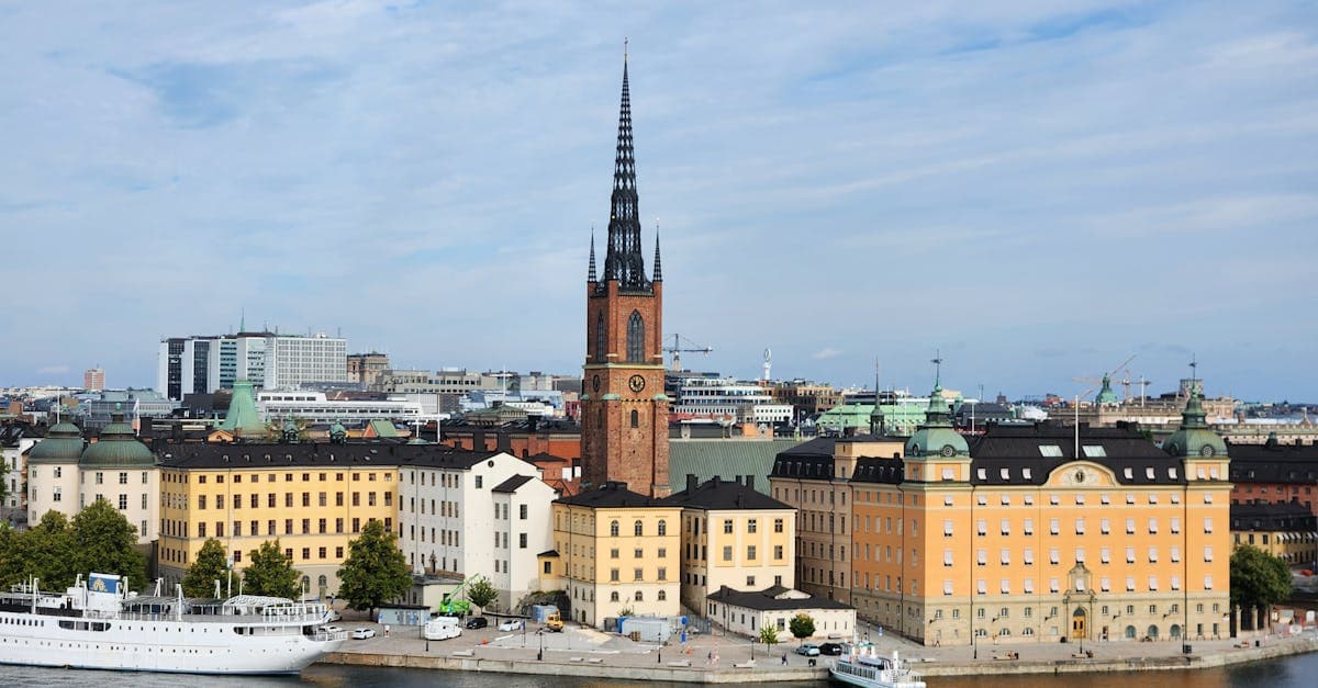 Utsikt över Riddarholmskyrkan och Stockholms färgglada byggnader – hemstaden för svenskar som väljer att jobba utomlands