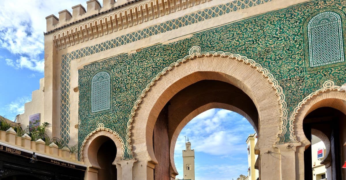 Puerta de Bab Bou Jeloud en Fez, visita imprescindible al viajar a Marruecos por sus ciudades imperiales.