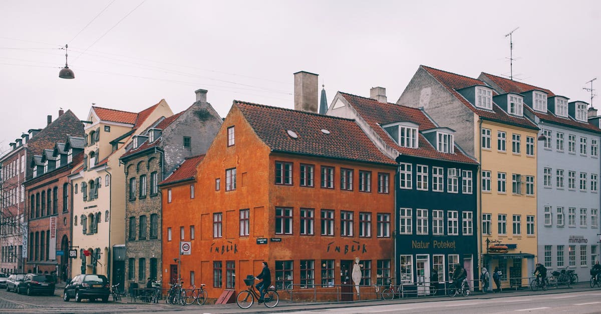 Historiske, farverige facader på en af Københavns gader, som turguider fremhæver på gratis gåture