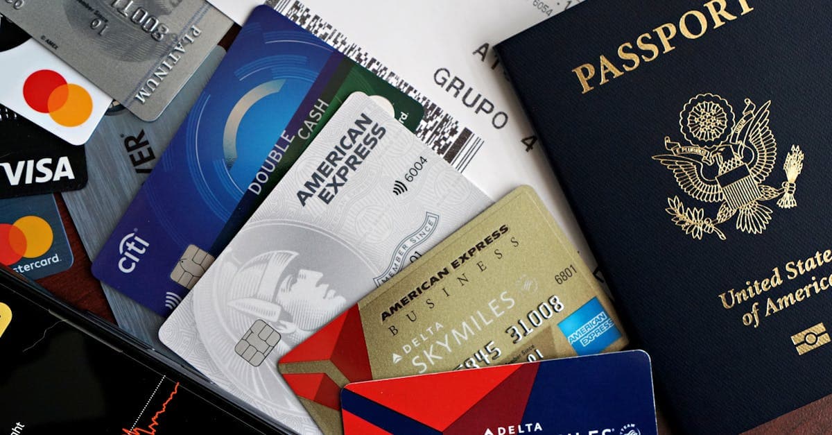 Pasaporte, tarjetas y pase de abordar esenciales para viajar y mantenerte conectado en Estados Unidos