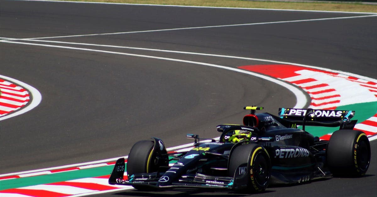 Bolid F1 2026 pokonujący zakręt toru podczas Grand Prix oglądanego z zagranicy.