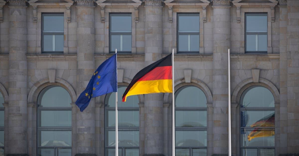 Deutsche und EU-Flaggen vor dem Berliner Reichstag – Symbol für europäische Sozialversicherung und die A1-Bescheinigung