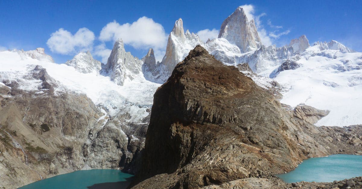 Vista deslumbrante do Fitz Roy com lagos turquesa na Patagônia, entre os pontos turísticos da Argentina fora de Buenos Aires