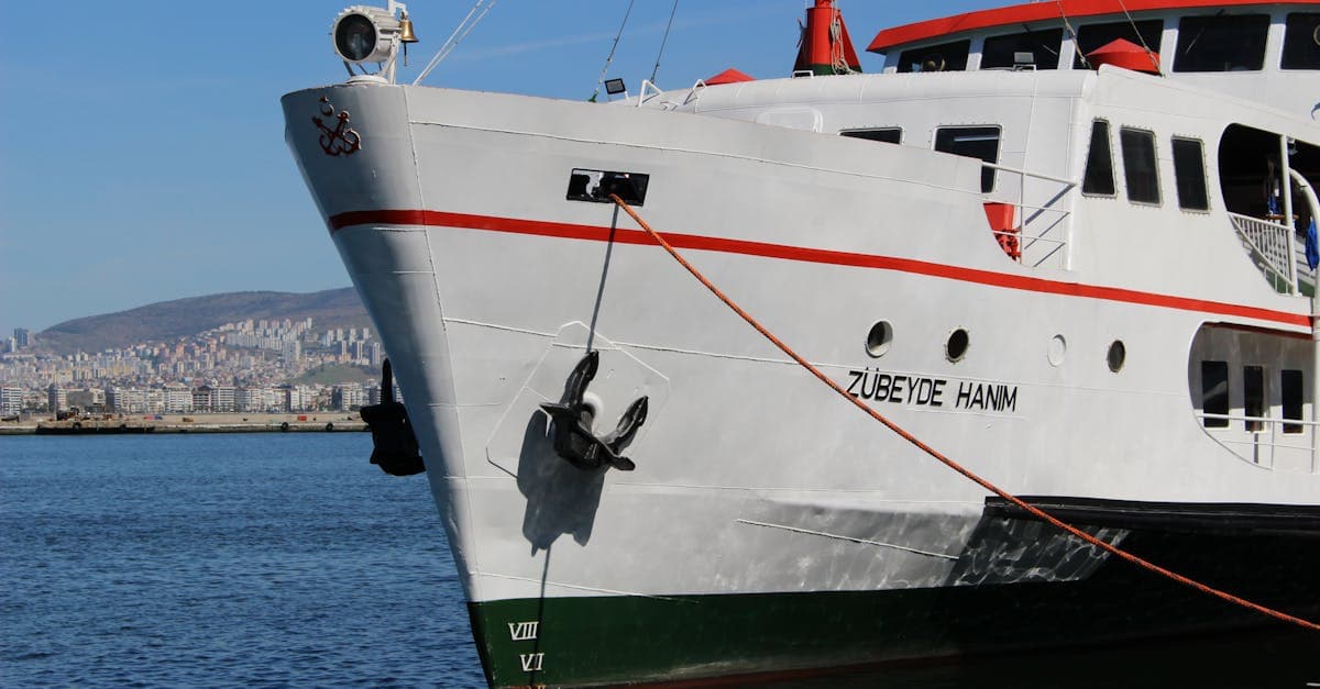 Cruise gemisi fiyatları merak edenler için İzmir limanında demirleyen tarihi yolcu gemisi