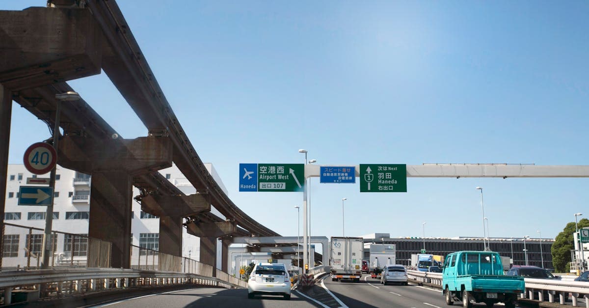 東京晴天高速公路羽田機場方向指示標誌清晰可見,東京國際機場羽田機場交通便利一目瞭然。