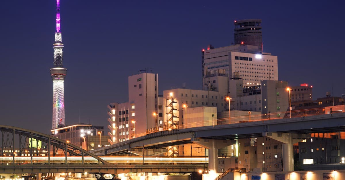 Nächtliche Stadtansicht von Sumida mit dem beleuchteten Tokyo Skytree und pulsierendem Stadtleben Tokios.