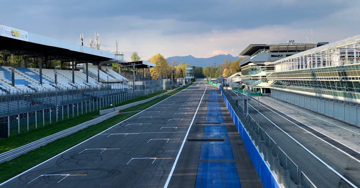 Rettilineo dei box del circuito di Monza in una tranquilla luce pomeridiana, sede del Gran Premio d'Italia 2026.