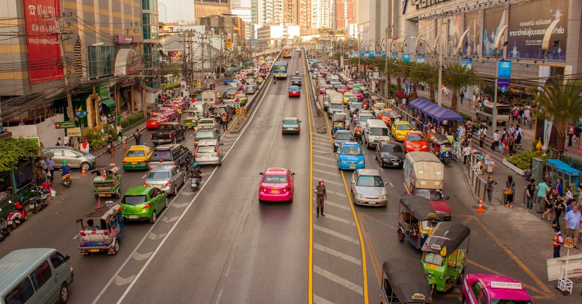 Ruchliwa ulica Bangkoku z handlarzami i pojazdami — czy Tajlandia jest bezpieczna w każdym regionie?