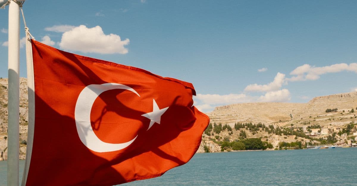 Turkse vlag wapperend boven het schilderachtige Halfeti, symbool voor het actuele reisadvies Turkije.