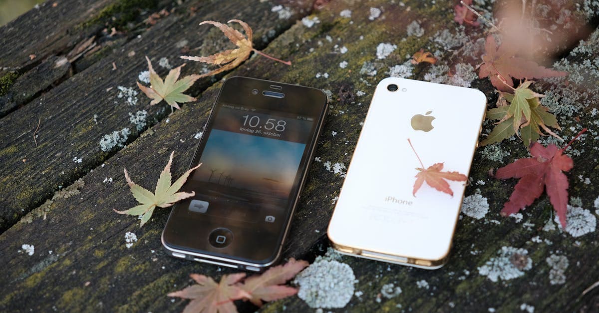 木製ベンチに秋の落ち葉と2台のiPhoneが並び、iphone 初期化前に必要な4つの準備手順を表している