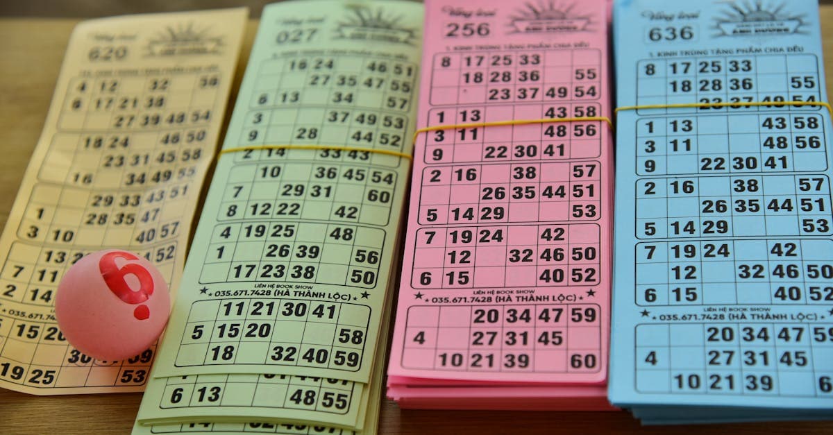 Bộ thẻ bingo nhiều màu sắc và quả cầu số, minh họa cách chơi xsmt chủ nhật đơn giản