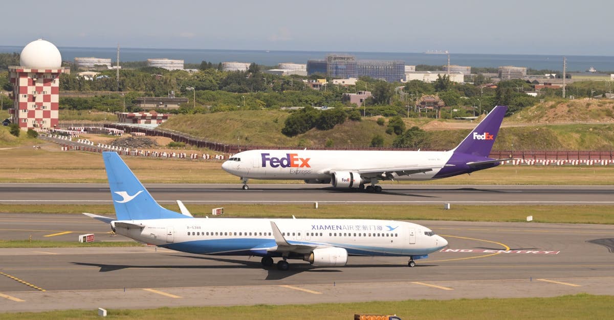 桃園機場跑道上的航班準備起飛,直航東京國際機場羽田機場的台灣出發班機景象。