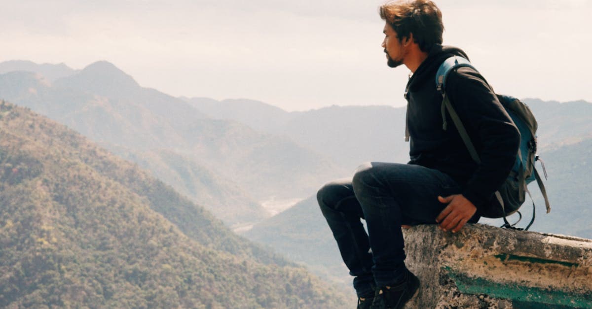 Traveler on a cliff edge admiring mountain views — key traveling alone tips for India safety