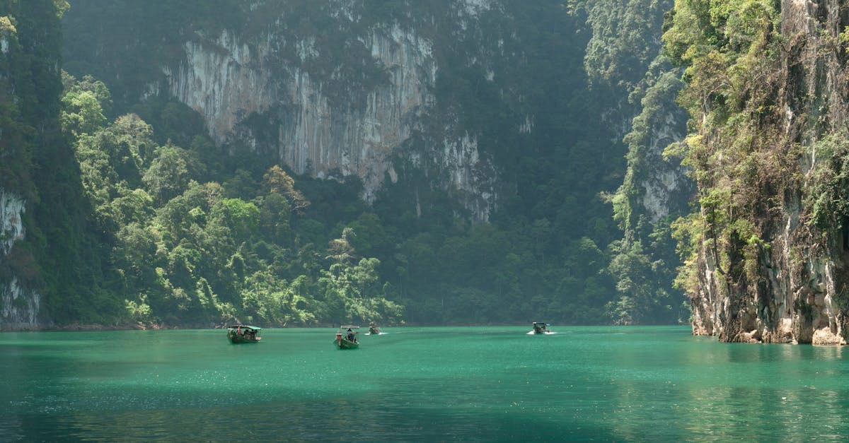 Traditionele boten in een turquoise lagune in Thailand, relevant voor regionaal reisadvies thailand per zone.