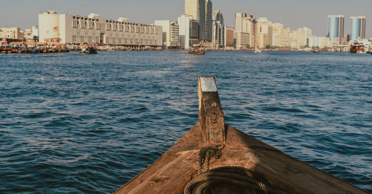 Traditionele boottocht langs de waterwijken van Dubai met zicht op de moderne skyline tijdens het beste reisseizoen