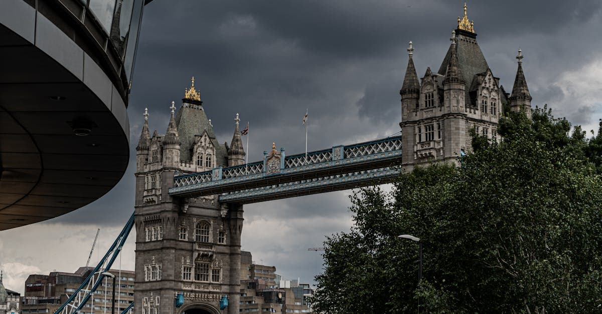 Tower Bridge bajo un cielo dramático que ilustra las variaciones del tiempo en Londres por meses