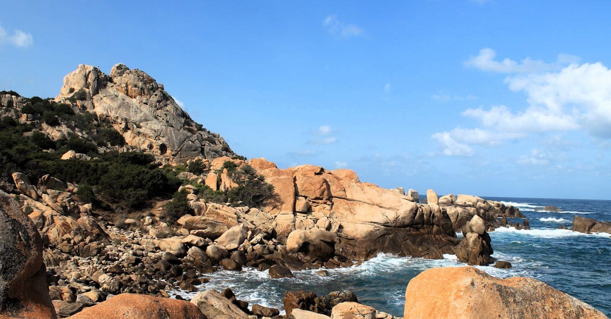 Dramatische Felsküste mit erodierten Klippen und leuchtendem Meer – unvergessliches Highlight für den Sardinien Urlaub