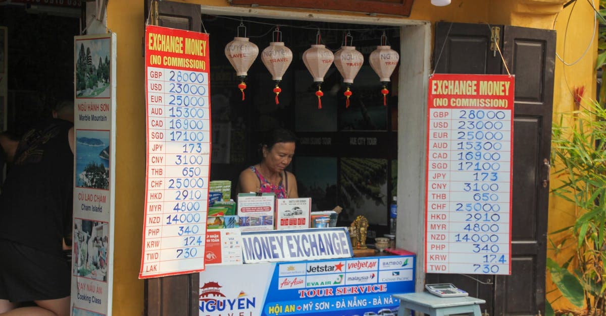 A lively currency exchange booth in Đà Nẵng, Vietnam, showcasing conversion rates.