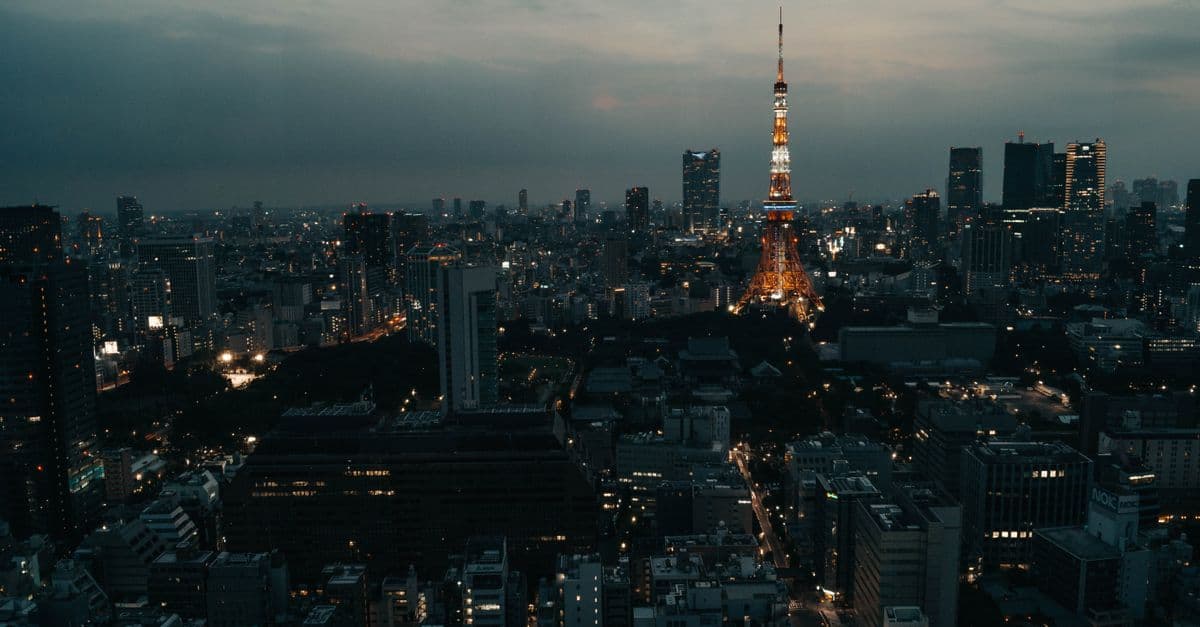Tokio o zmierzchu – rozświetlona Tokyo Tower i blask nocnego miasta Japonii.
