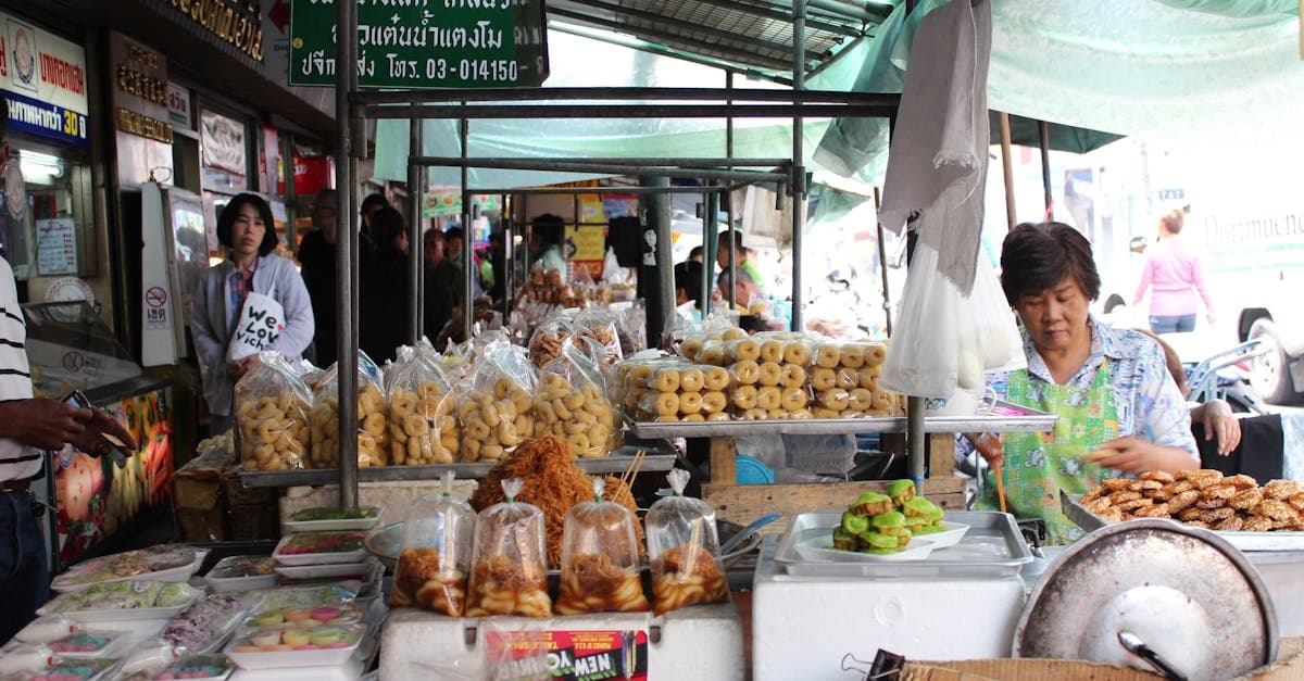 Vielfältige Streetfood-Stände in Bangkok mit günstigen traditionellen thailändischen Gerichten für jeden Reisenden