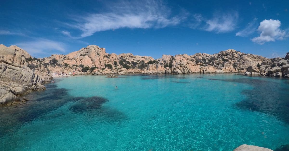 Blaues Wasser und felsige Küstenlandschaft von La Maddalena – ideale Reisezeit für Sardinien erkunden.