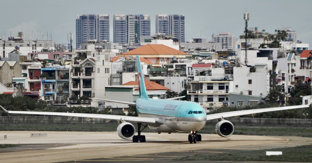 다낭 도심을 배경으로 활주로를 이동 중인 항공기와 한국 직항 노선이 취항하는 다낭공항