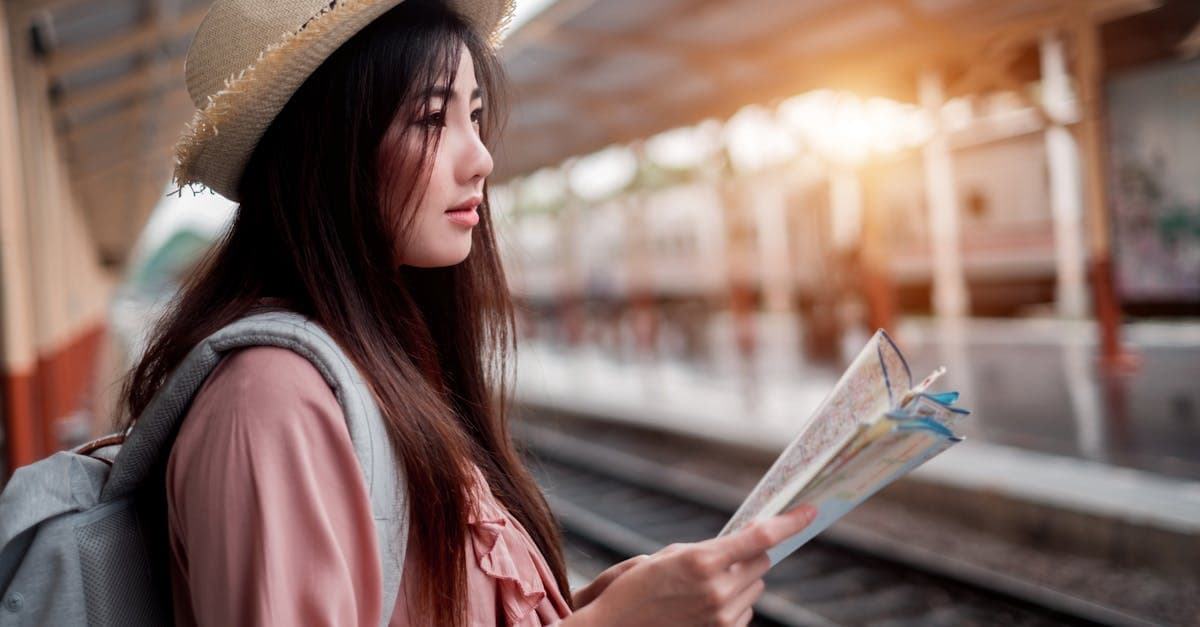 Stijlvolle vrouw met plattegrond op het station, klaar voor haar solo vakantie avontuur.