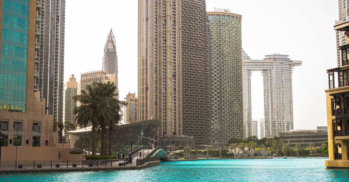 Moderne skyline van Dubai weerspiegeld in blauw water, illustreert het weer in Dubai per maand.