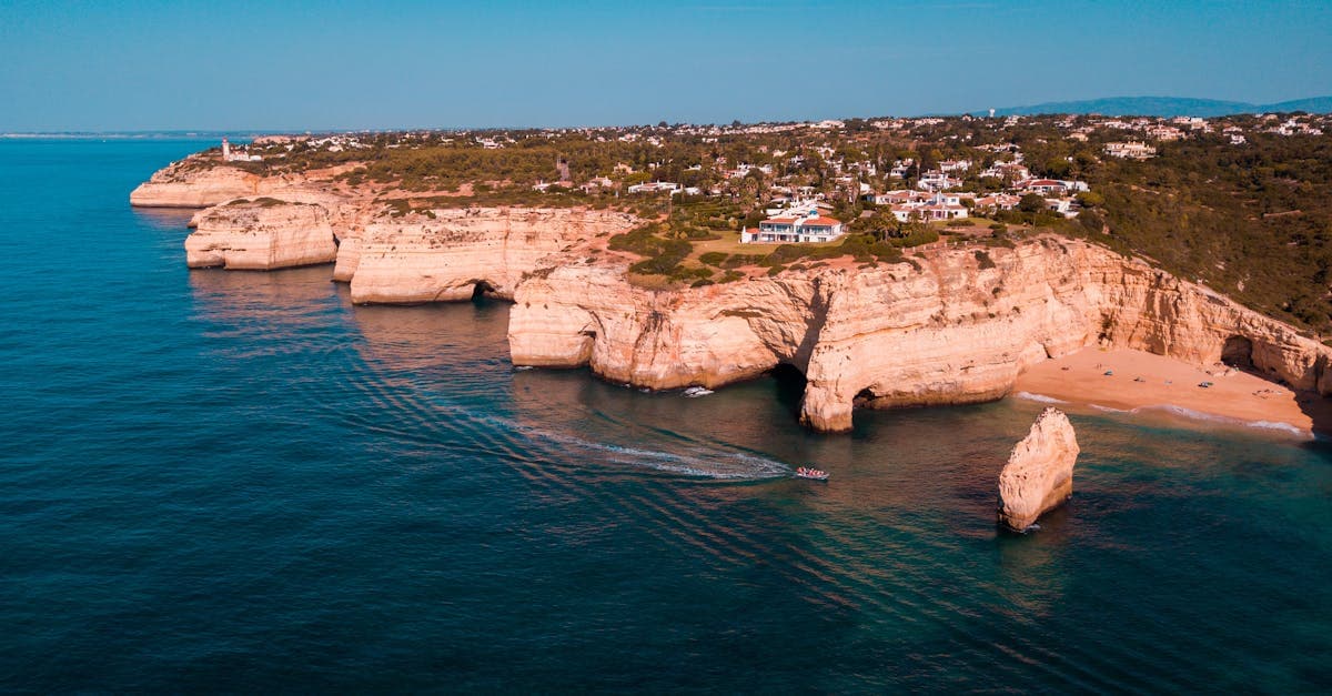 Vista aérea das falésias e mar turquesa do Algarve para planear things to do in algarve portugal