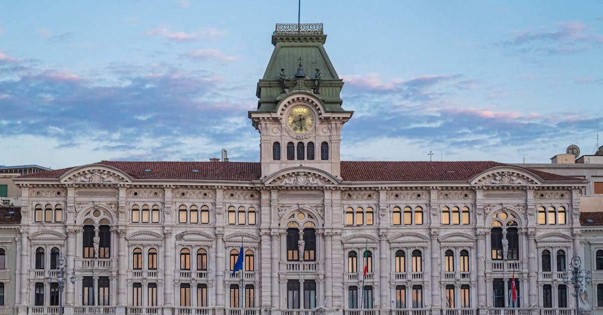 Monumento neoclassico con torre dell'orologio a Trieste, città ideale per pratiche di passaporto on line in Italia.