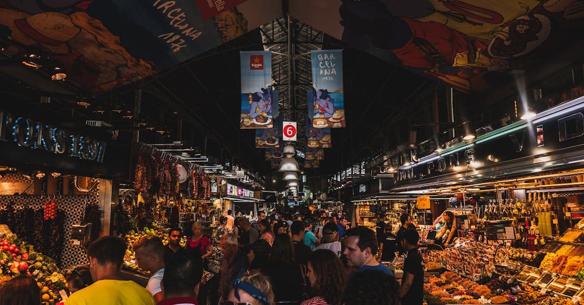 Mercato affollato in Giappone, guida allo street food e ai konbini tra cosa mangiare in giappone