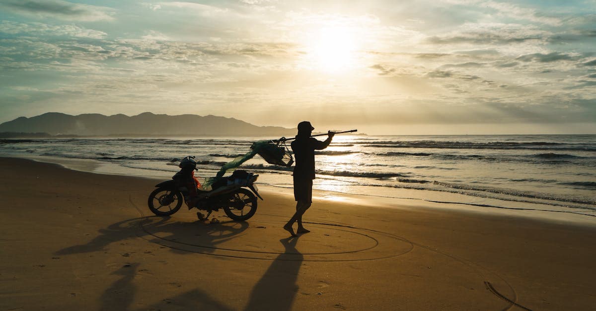 Bóng ngư dân và xe máy trên biển Vũng Tàu lúc bình minh, gợi vùng xổ số miền Trung