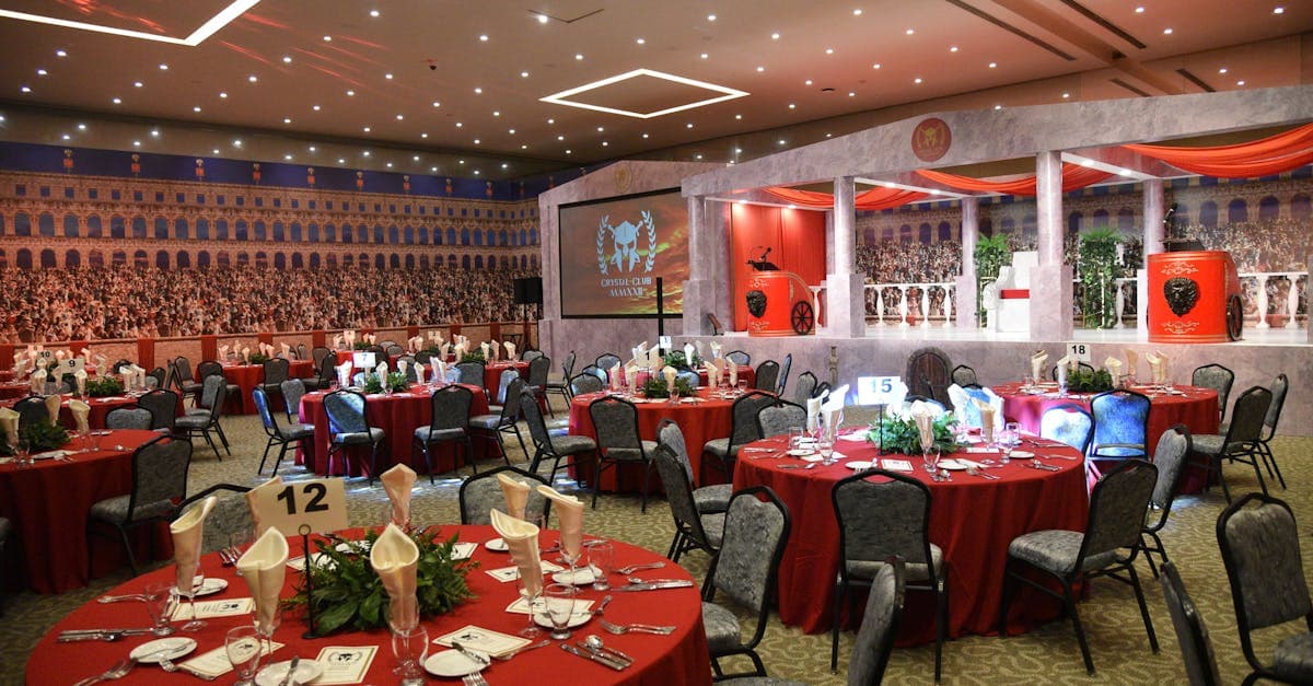 Montaje lujoso con manteles rojos para una gala formal, similar al escenario de los Premios Lo Nuestro 2026