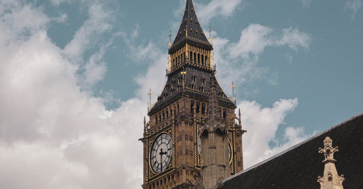 Big Ben contra um céu nublado típico do tempo em Londres, destino a poucas horas de voo de Portugal
