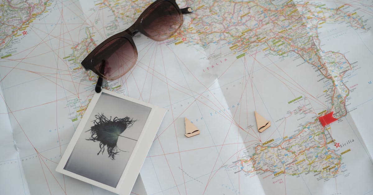 Accessoires de voyage sur une carte du monde pour planifier sa connexion avec une eSIM voyage en Europe