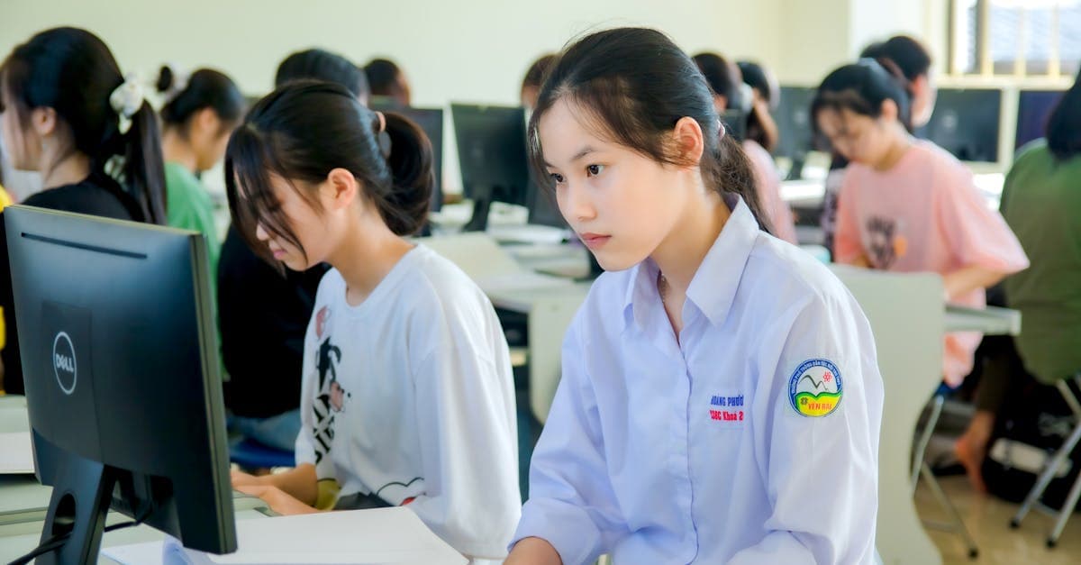 นักเรียนกลุ่มหนึ่งเรียนทักษะคอมพิวเตอร์ เตรียมความพร้อมก่อนสมัครทำงานต่างประเทศ