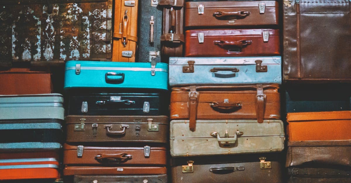 Bunte Vintage-Koffer gestapelt zeigen Reisebereitschaft beim Koffer packen für verschiedene Abenteuer.