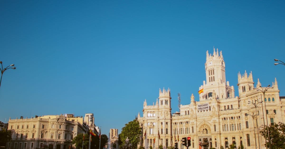 Palácio de Cibeles em Madrid envolto numa densa névoa de areia durante um episódio de calima sahariana.