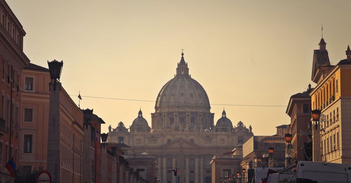 Sint-Pietersbasiliek bij schemering in Vaticaanstad, een schitterend stadsgezicht tijdens de warme avonden in Rome.