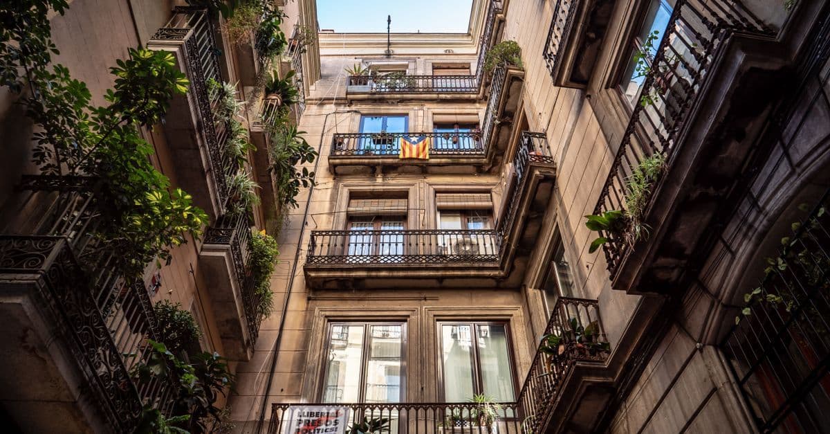 Gotycka kamienica z balkonami ozdobionymi roślinami w Barri Gòtic — Barcelona atrakcje starego miasta