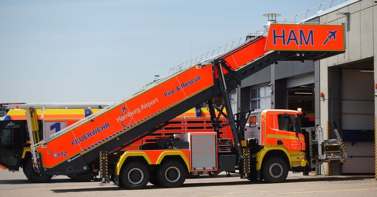 Hamburg Airports røde brandbil opstillet ved terminalen som en del af beredskabstjenesten.