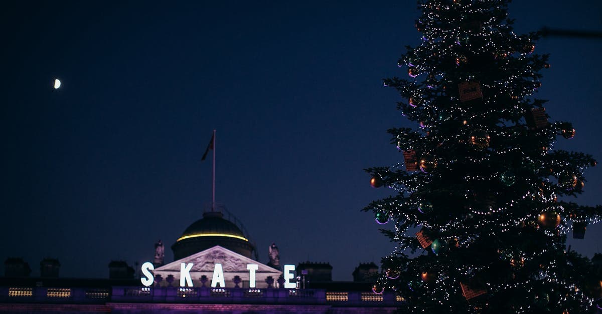 Pista de hielo y árbol de Navidad iluminados en Somerset House durante la navidad en Londres.