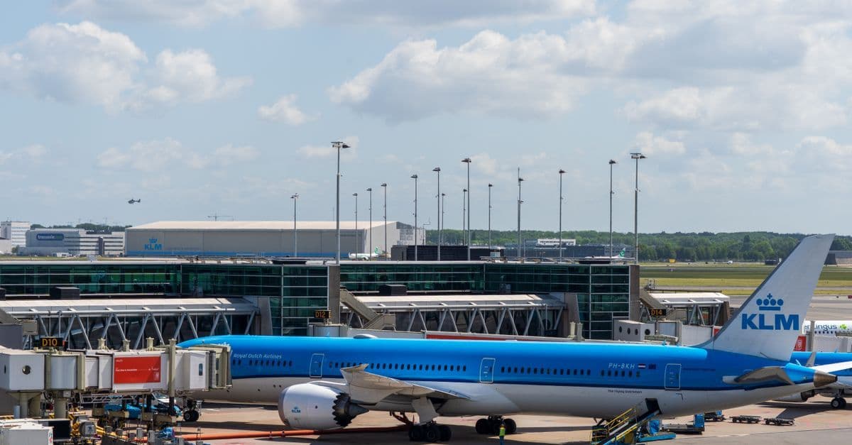 KLM-vliegtuig geparkeerd aan een pier van Amsterdam Airport Schiphol, klaar voor het instappen.