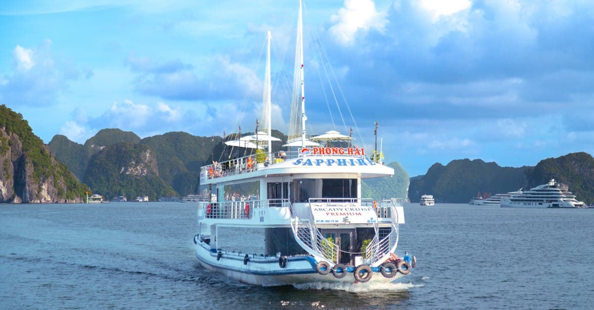 Du thuyền vượt qua hệ thống đảo đá vôi hùng vĩ trong hành trình halong bay cruise nhiều ngày