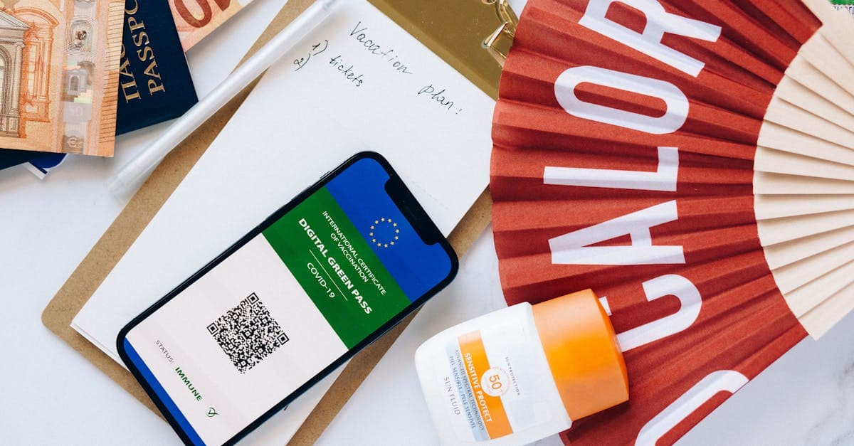 Overzichtelijke paklijst vakantie met digitale groene pas, paspoort en reisbenodigdheden op tafel.
